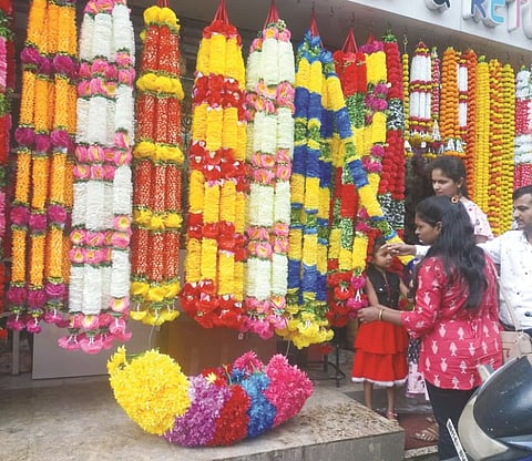 पिंपरी : वैविध्यपूर्ण आकर्षक फुलांच्या माळा, लटकन गणपती सजावट साहित्यांनी सजली बाजारपेठ