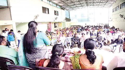 सिडको : समता परिषदेच्या मेळाव्याप्रसंगी उपस्थिताना मार्गदर्शन करताना कविता कर्डक. समवेत मान्यवर. (छाया : राजेंद्र शेळके)