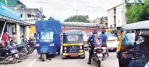 पिंपरी-चिंचवड लिंक रोडवरील गोडाऊनमुळे वाहतुकीचा खोळंबा