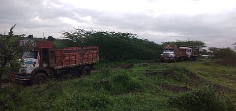 कारवाईत जप्त करण्यात आलेले वाळू ट्रक.