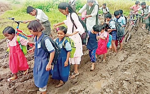 कुकाणा : आम्ही शाळेत जायचं कसं…? चिमुरड्यांची तारेवरची कसरत