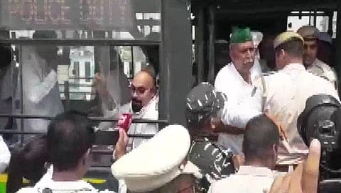 शेतकरी आंदोलन : गाझीपूर येथे आंदोलन करणा-या शेतक-यांना दिल्ली पोलिसांनी घेतले ताब्यात