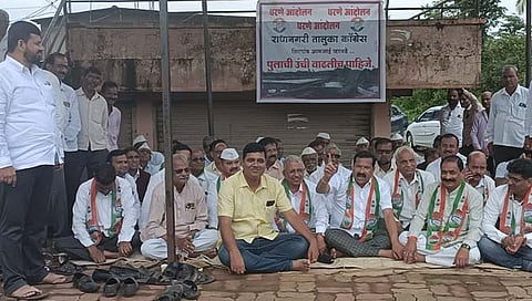 शिरगाव: पुलाची उंची वाढविण्सायाठी काँग्रेसचे धरणे आंदोलन