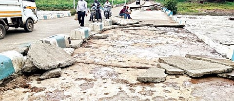 शिवणे पुलाचे काँक्रीट गेले वाहून ! हजारो नागरिकांना धोकादायक पद्धतीने करावा लागतोय प्रवास