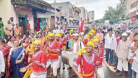 सिन्नर : जागतिक आदिवासी दिनानिमित्त शोभायात्रेत आकर्षण ठरलेले कलापथक.