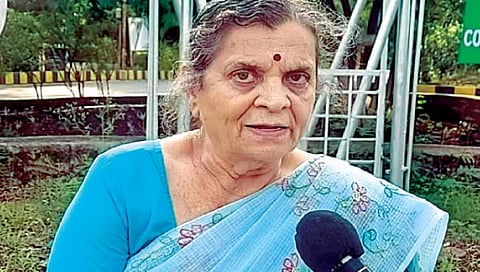 सोलापूर विद्यापीठामध्ये शिकत आहेत ७४ वर्षांच्या आजीबाई