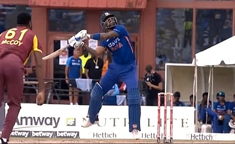 Suryakumar Yadav Helicopter Shot : सूर्यकुमार यादवने विंडीज गोलंदाजाला दाखवल्या ‘दिवसाच्या चांदण्या’! (Video)