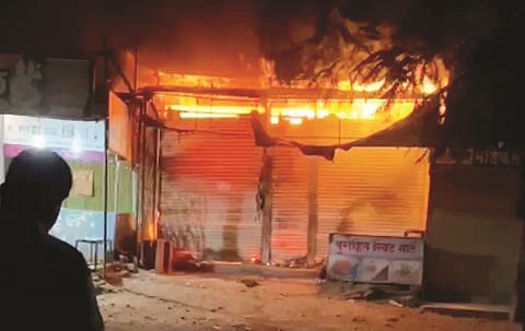 बोधेगावमध्ये दुकानांना लागली आग