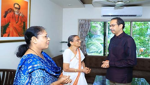 मी तुमच्यासोबत … : उद्धव ठाकरेंनी घेतली संजय राऊत यांच्या कुटुंबियांची भेट