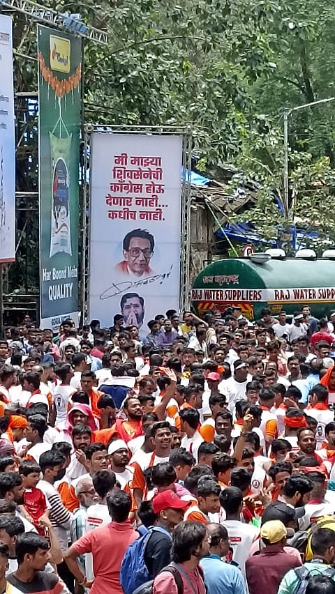 टेंभी नाका दहीहंडी उत्सवात ठाकरेंच्या विरोधात करण्यात आलेली बॅनरबाजी.