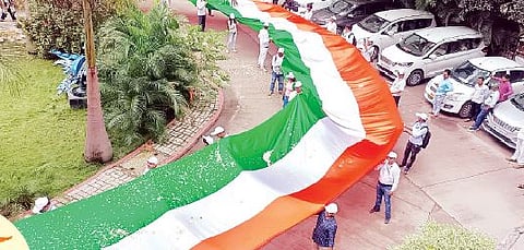 पुणे : तीनशे फूट तिरंगा घेऊन पदयात्रा