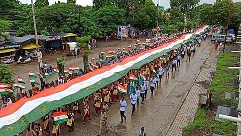 नंदुरबार : नवापूर शहरात ११०७ फुट लांबीच्या तिरंग्यासह पोलिसदलाने काढली भव्य रॅली