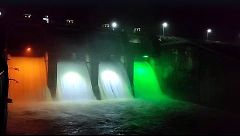 सातारा : उरमोडी धरण नटले तिरंग्याच्या रोषणाईने