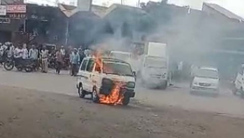 संकेश्वर : शॉर्टसर्किटने मारुती व्हॅनला आग लागून १ लाखाचे नुकसान