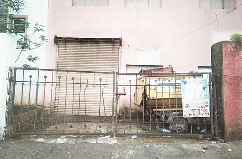 टाकवे बुद्रुक : अधिकार्यांच्या प्रतीक्षेत पशुवैद्यकीय दवाखाना