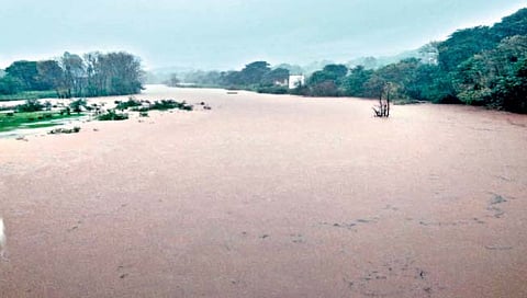 शिराळा : वारणा नदीस आलेल्या पुरामुळे पाणी पात्राबाहेर गेले आहे.
(छाया ः विठ्ठल नलवडे)