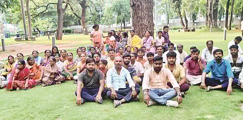 पुणे : झोपडट्टीधारक जिल्हाधिकारी कार्यालयात धडकले