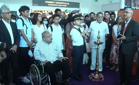 अकासा एअरसेवेच्या शुभारंभ प्रसंगी राकेश झुनजुनवाला. सोबत बोलताना अकासा एअरलाईनचे सीईओ विनय दुबे व कर्मचारी. (संग्रहित छायाचित्र)