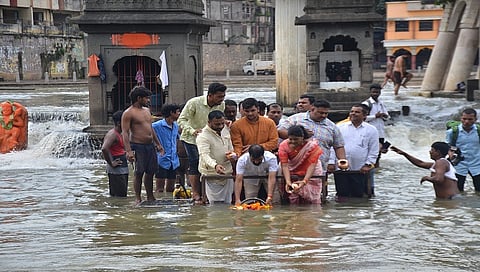 नाशिक : रामकुंडावर विनायक मेटेंच्या अस्थि कलशाचे विसर्जन