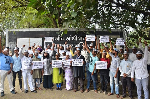 नाशिक : रस्त्यांचे ऑडिट करून ठेकेदारांवर कारवाई करण्याची मागणी करताना आपचे कार्यकर्ते. (छाया : हेमंत घोरपडे)