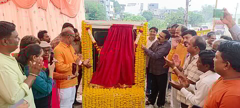 नांदगाव : जैन धर्मशाळा ते नगरपरिषद रस्ता काँक्रीटीकरणाचे उद्घाटन करताना आमदार सुहास कांदे. समवेत नगराध्यक्ष राजेश कवडे, विलास आहेर, राजेंद्र देशमुख, किरण देवरे. (छाया: सचिन बैरागी)