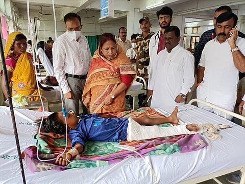 पिंपळनेर : कै. भाऊसाहेब हिरे शासकीय महाविद्यालयात गेले असता तेथे मतदारसंघातील रुग्णांची विचारपूस करताना आमदार मंजुळा गावित. समवेत डॉ. तुळशिराम गावित, महानगरप्रमुख सतीश महाले आदी. (छाया: अंबादास बेनुस्कर)