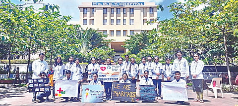 नाशिक : पथनाट्यातून सामाजिक बांधिलकी जोपासणारे एसएमबीटीचे विद्यार्थी.