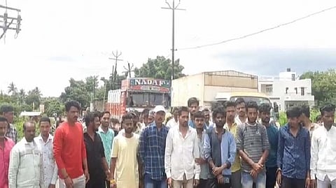 कोल्हापूर : कबनूर येथे ठेकेदारावर गुन्हा दाखल करण्यासाठी रास्ता रोको