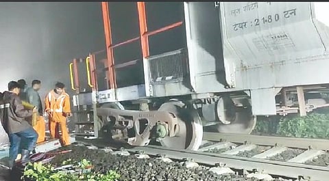 इगतपुरी : कसारा घाटात रेल्वे रुळावरून घसरलेला मालगाडीची मागील बोगी बाजूला करताना रेल्वे कर्मचार्यांसह प्रशासक.