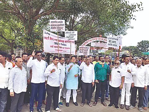 नाशिक : स्मार्ट सिटी कंपनीविरोधात आंदोलन करताना काँग्रेस पदाधिकारी व कार्यकर्ते.