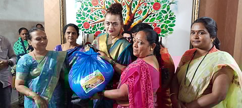 मनमाड : पुरग्रस्तांना जीवनाश्यक वस्तुंचे वाटप करताना अंजुम कांदे. (छाया: रईस शेख).