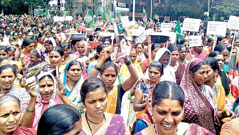 बेळगाव : वेळेत वेतन, 200 दिवसांचे काम द्या; कामगारांची जिल्हाधिकारी कार्यालयावर धडक