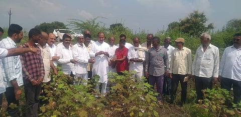 धुळे : नुकसानग्रस्त शेतकर्यांना भेट देत त्यांना धीर देताना आ. कुणाल पाटील. (छाया : यशवंत हरणे).