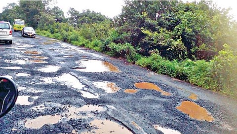 उचगाव : बाची रस्त्याच्या दुर्दशेमुळे प्रवासी संतप्त
