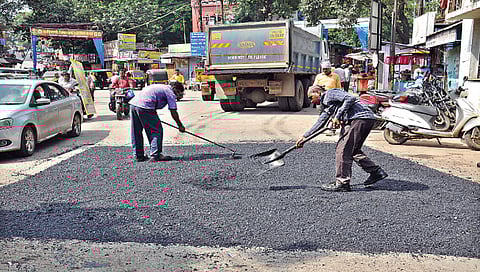 नाशिक : गोदाघाटावरही ठेकेदाराकडून सिमेंटच्या रस्त्यावर डांबरीकरण करण्यात आले. (छाया : रुद्र फोटो)