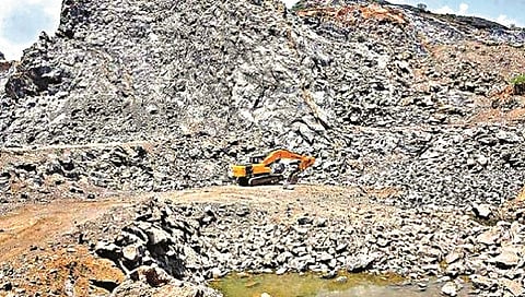 Nashik : सारुळसह पिंपळद, राजूरमधील 21 खाणपट्टे सील, जिल्हाधिकार्यांची कारवाई