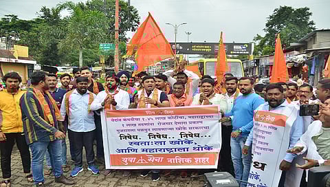 नाशिक : वेदांता-फॉक्सकॉन कंपनीचा प्रकल्प गुजरातला नेल्याप्रकरणी आंदोलन करताना युवासेनेचे कार्यकर्ते.(छाया : हेमंत घोरपडे)