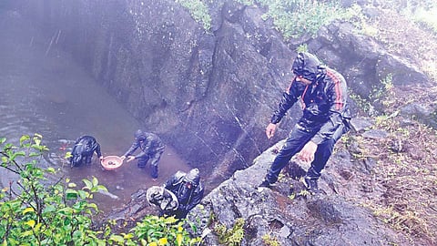 पंचवटी : दुर्गसंवर्धन मोहिमेत रामशेजवरील पाण्याच्या टाक्यातून दगड, गोटे काढताना संस्थेचे स्वयंसेवक. (छाया : गणेश बोडके)