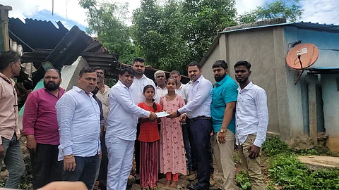 नाशिकरोड : वंजारवाडी येथे वीज पडून मृत्यू झालेल्या गवारी कुटुंबाच्या वारसांना मुख्यमंत्री सहायता निधीतून एक लाखाच्या आर्थिक मदतीचा धनादेश देताना मंगेश चिवटे, योगेश म्हस्के. (छाया : उमेश देशमुख)