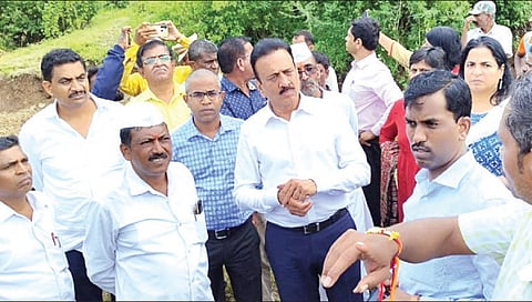 नाशिक : फळविहीरवाडीचा बंधारा दुरुस्त करण्याचे गिरीश महाजन यांचे आदेश