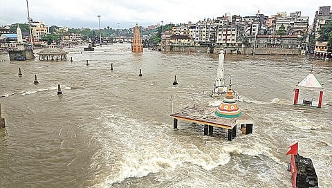 गोदावरीला पूर(छाया-हेमंत घोरपडे)