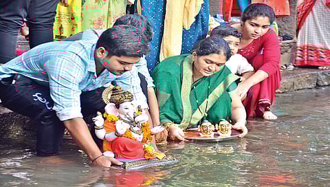 नाशिक : गोदावरीत गौरी-गणपतीचे विसर्जन करताना भाविक.(छाया : हेमंत घोरपडे)