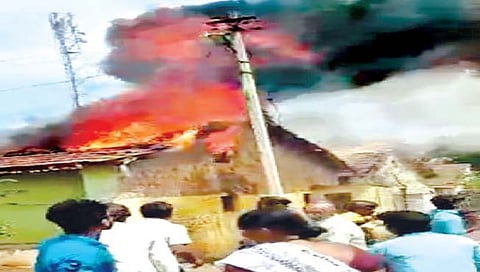 बेळगाव : गॅसगळतीनंतर स्फोट; घराला आग