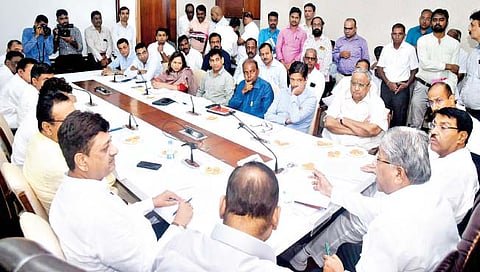 इचलकरंजी : सहकारी सूत गिरण्यांच्या प्रश्नांबाबत मुंबईतील बैठकीत सकारात्मक चर्चा