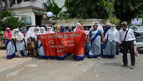 जळगाव जिल्हा परिषदेसमोर आशा व गट प्रवर्तक संघटनेचे आंदोलन