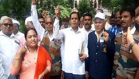 जळगाव : चोपड्यात माजी सैनिकाला पोलीस निरीक्षकाकडून मारहाण, कारवाईची मागणी