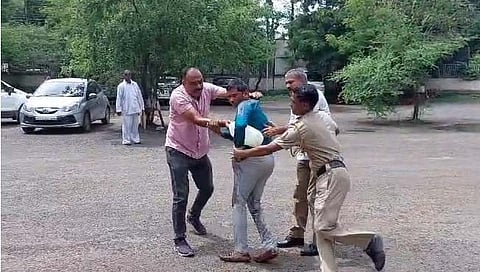 जळगाव : जिल्हाधिकारी कार्यालयात आत्मदहनाचा प्रयत्न; पोलिसांच्या सतर्कतेनं अनर्थ टळला