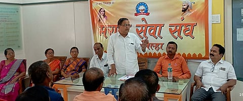 धुळे : मराठा सेवा संघाच्या जनसंवाद दौ-यादरम्यान आयोजित सभेत मार्गदर्शन करताना महाराष्ट्र राज्याचे कार्याध्यक्ष प्रा. अर्जुन तनपुरे.