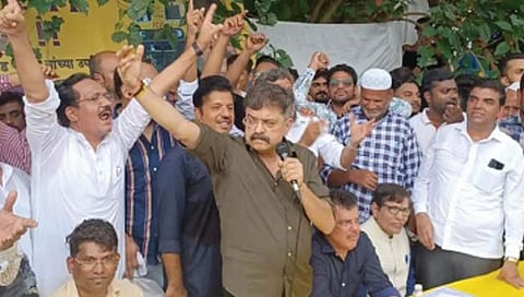 ठाणे : बंदुकी दाखवण्यापेक्षा रेल्वे प्रवाशांना सुविधा द्या -जितेंद्र आव्हाड