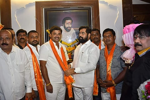 कळवण : राष्ट्रवादीचे काँग्रेस शहरध्यक्ष जितेंद्र पगार यांचे शिंदे गटात स्वागत करताना मुख्यमंत्री एकनाथ शिंदे. समवेत पदाधिकारी. (छाया: बापू देवरे).